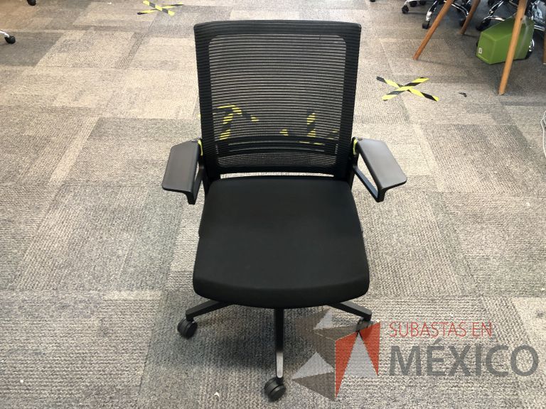 Lote 561 - 10 Sillas ejecutivas con ruedas, descansabrazos, respaldo en malla y asiento en tela color negro - Imagen 9