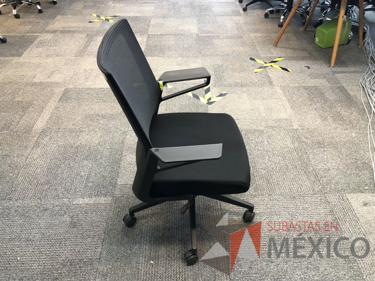 Lote 561 - 10 Sillas ejecutivas con ruedas, descansabrazos, respaldo en malla y asiento en tela color negro - Imagen 8