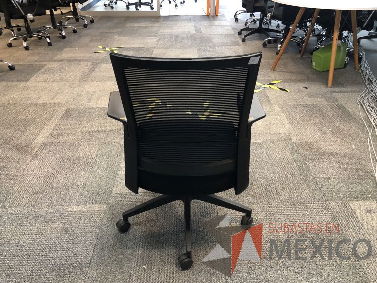 Lote 561 - 10 Sillas ejecutivas con ruedas, descansabrazos, respaldo en malla y asiento en tela color negro - Imagen 7