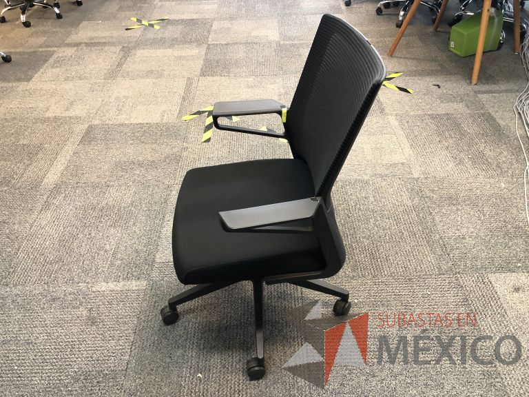 Lote 561 - 10 Sillas ejecutivas con ruedas, descansabrazos, respaldo en malla y asiento en tela color negro - Imagen 6