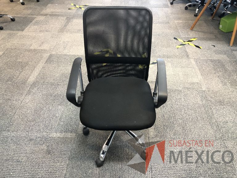 Lote 561 - 10 Sillas ejecutivas con ruedas, descansabrazos, respaldo en malla y asiento en tela color negro - Imagen 11