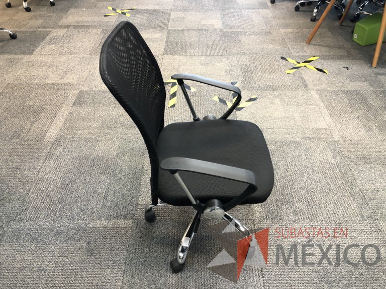 Lote 561 - 10 Sillas ejecutivas con ruedas, descansabrazos, respaldo en malla y asiento en tela color negro - Imagen 13