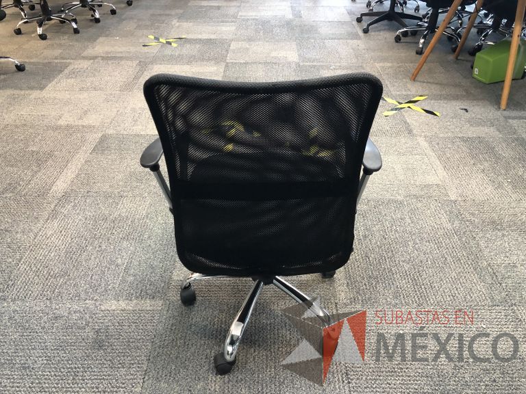 Lote 561 - 10 Sillas ejecutivas con ruedas, descansabrazos, respaldo en malla y asiento en tela color negro - Imagen 15