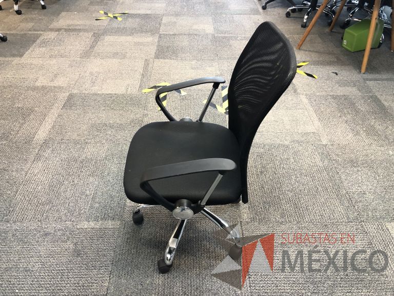 Lote 561 - 10 Sillas ejecutivas con ruedas, descansabrazos, respaldo en malla y asiento en tela color negro - Imagen 14