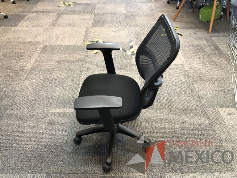 Lote 569 - 10 Sillas ejecutivas con ruedas, descansabrazos, respaldo en malla y asiento en tela color negro - Imagen 2