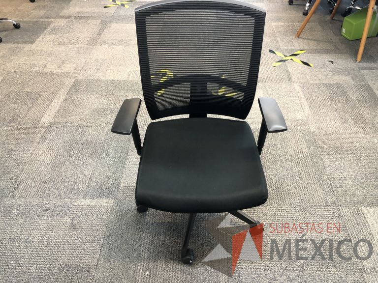 Lote 048 - Silla ejecutiva con ruedas, descansabrazos, respaldo en malla y asiento en tela color negro - Imagen 4