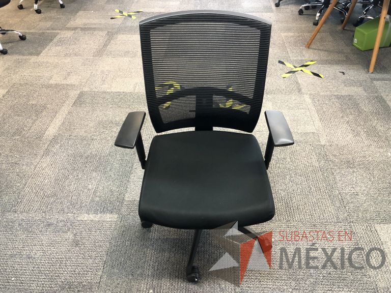Lote 048 - Silla ejecutiva con ruedas, descansabrazos, respaldo en malla y asiento en tela color negro