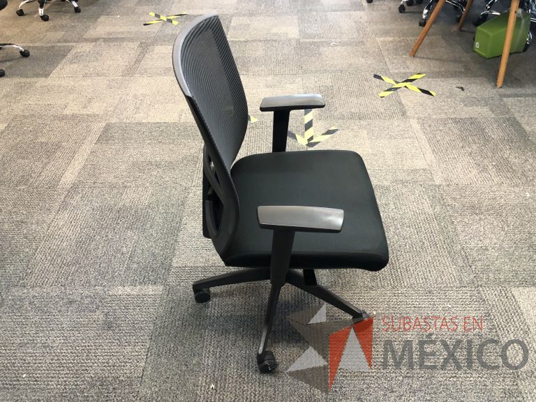 Lote 048 - Silla ejecutiva con ruedas, descansabrazos, respaldo en malla y asiento en tela color negro - Imagen 5