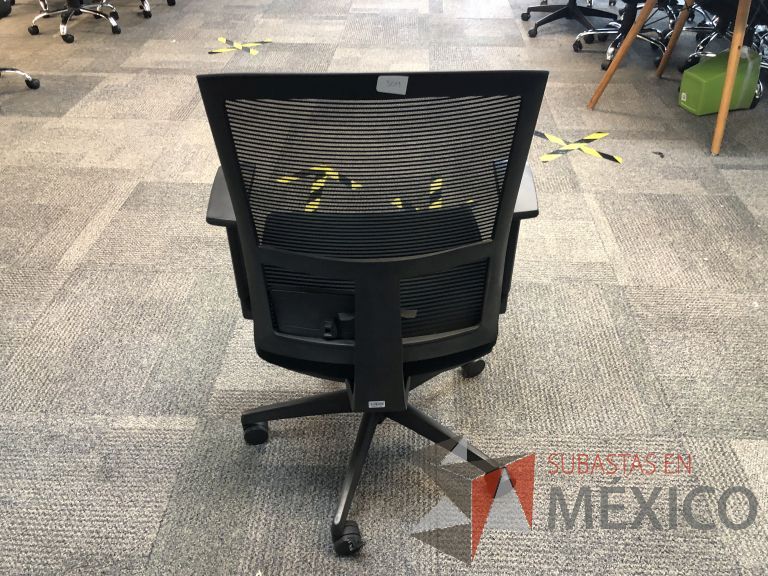 Lote 048 - Silla ejecutiva con ruedas, descansabrazos, respaldo en malla y asiento en tela color negro - Imagen 2