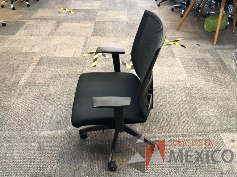 Lote 048 - Silla ejecutiva con ruedas, descansabrazos, respaldo en malla y asiento en tela color negro - Imagen 3
