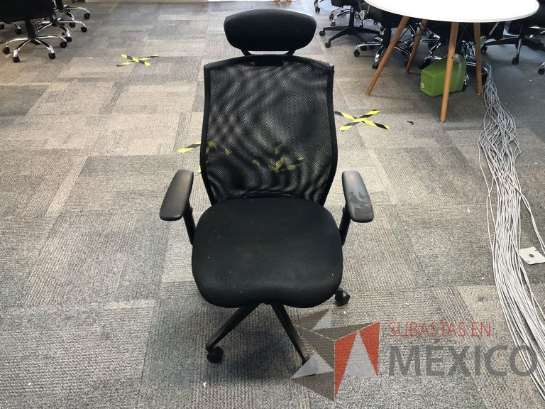 Lote 027 - Silla ejecutiva con ruedas, descansabrazos, respaldo en malla y asiento en tela color negro