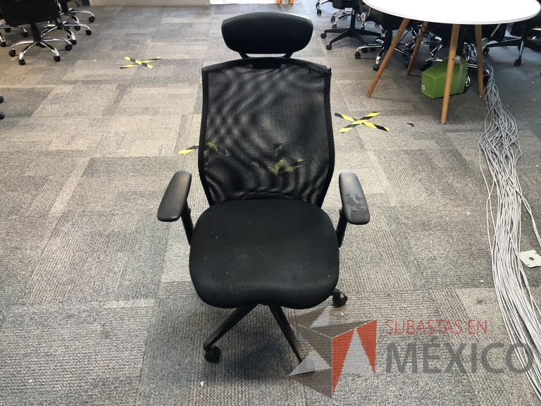 Lote 027 - Silla ejecutiva con ruedas, descansabrazos, respaldo en malla y asiento en tela color negro - Imagen 2