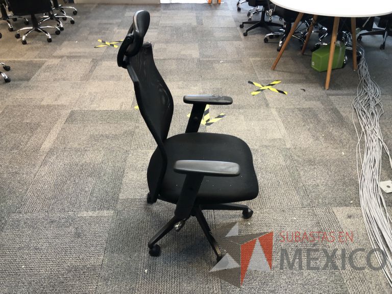 Lote 027 - Silla ejecutiva con ruedas, descansabrazos, respaldo en malla y asiento en tela color negro - Imagen 7