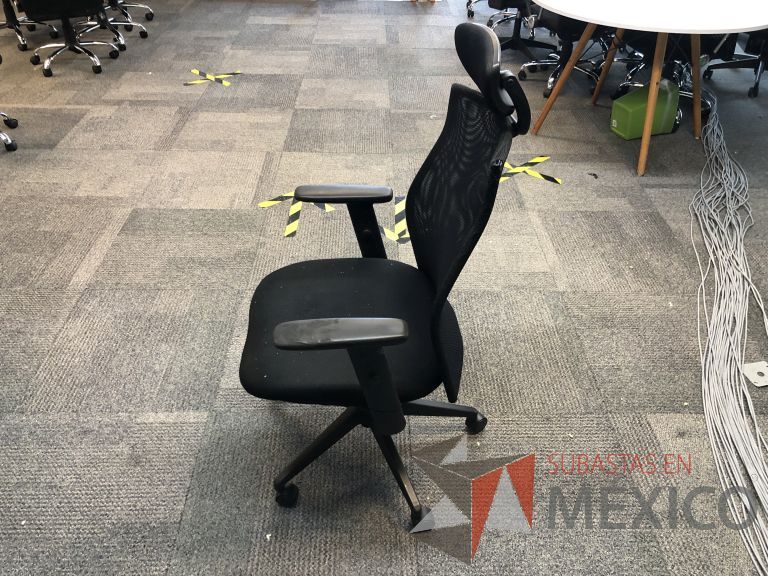Lote 027 - Silla ejecutiva con ruedas, descansabrazos, respaldo en malla y asiento en tela color negro - Imagen 5