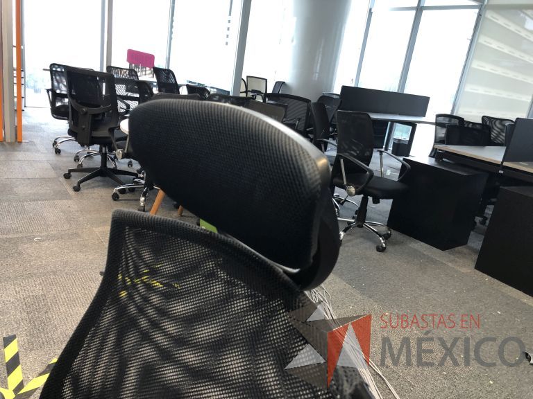 Lote 027 - Silla ejecutiva con ruedas, descansabrazos, respaldo en malla y asiento en tela color negro - Imagen 8