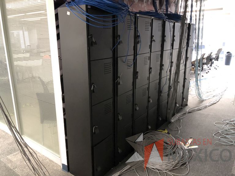 Lote 574 - 2 Lockers metálicos con 4 puertas