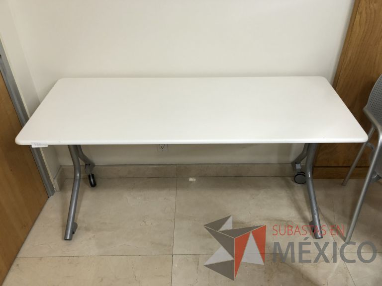 Lote 246 - Mesa de trabajo con patas metálicas con ruedas y cubierta color beige - Imagen 2