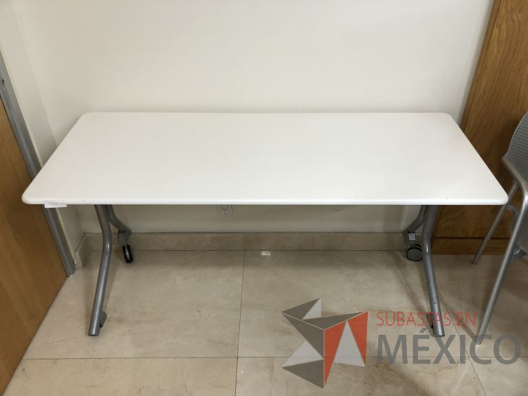 Lote 246 - Mesa de trabajo con patas metálicas con ruedas y cubierta color beige