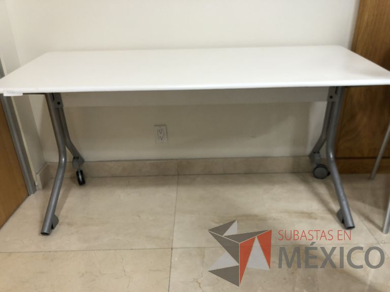 Lote 246 - Mesa de trabajo con patas metálicas con ruedas y cubierta color beige - Imagen 3