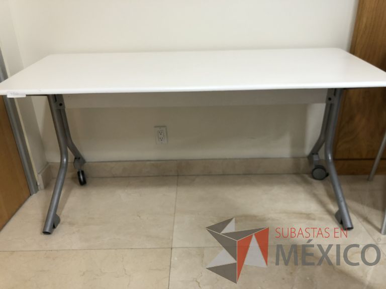Lote 246 - Mesa de trabajo con patas metálicas con ruedas y cubierta color beige - Imagen 4