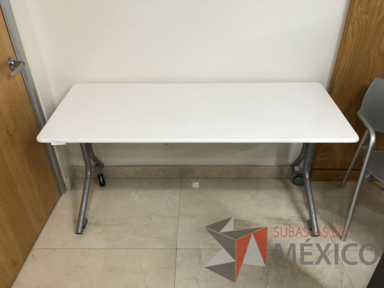 Lote 246 - Mesa de trabajo con patas metálicas con ruedas y cubierta color beige - Imagen 5