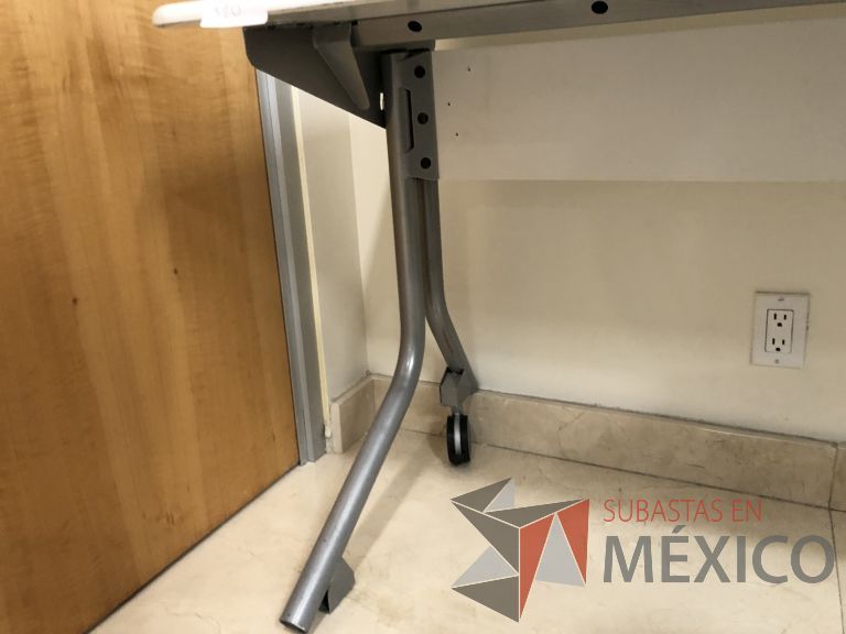 Lote 246 - Mesa de trabajo con patas metálicas con ruedas y cubierta color beige - Imagen 6