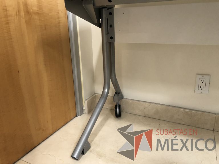 Lote 246 - Mesa de trabajo con patas metálicas con ruedas y cubierta color beige - Imagen 7