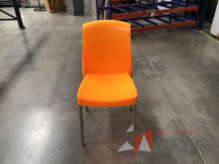 Lote 059 - 2 Sillas fijas, asiento y respaldo en plástico color naranja