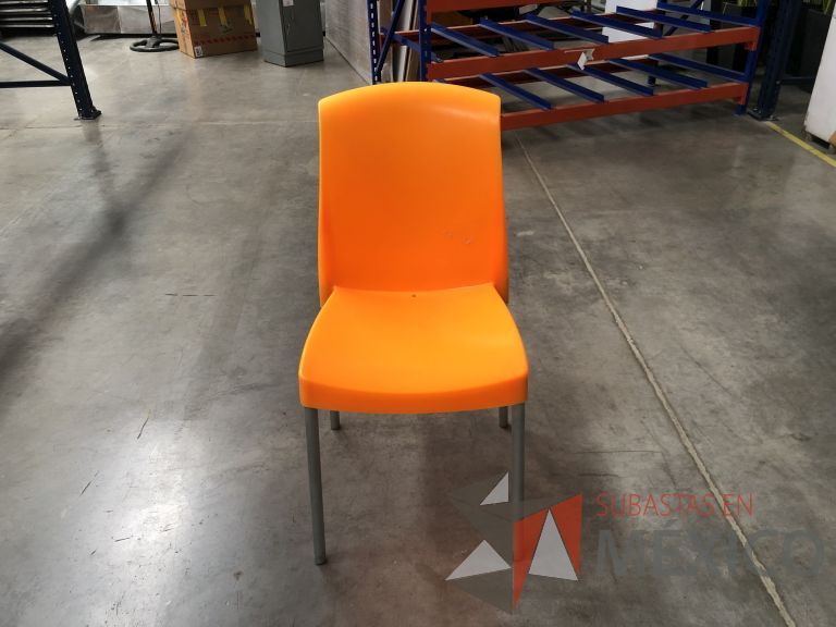 Lote 059 - 2 Sillas fijas, asiento y respaldo en plástico color naranja - Imagen 2