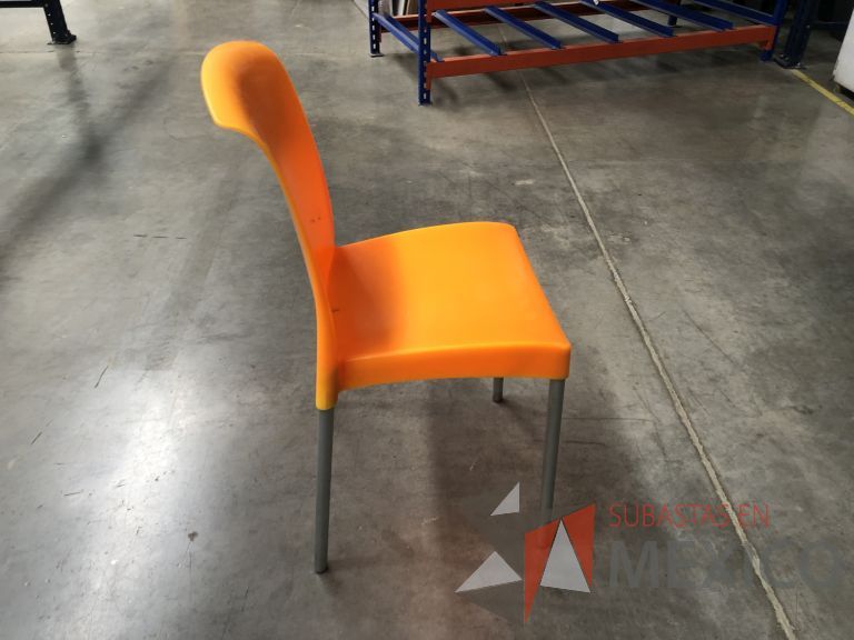 Lote 059 - 2 Sillas fijas, asiento y respaldo en plástico color naranja - Imagen 3