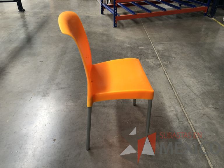 Lote 059 - 2 Sillas fijas, asiento y respaldo en plástico color naranja - Imagen 4