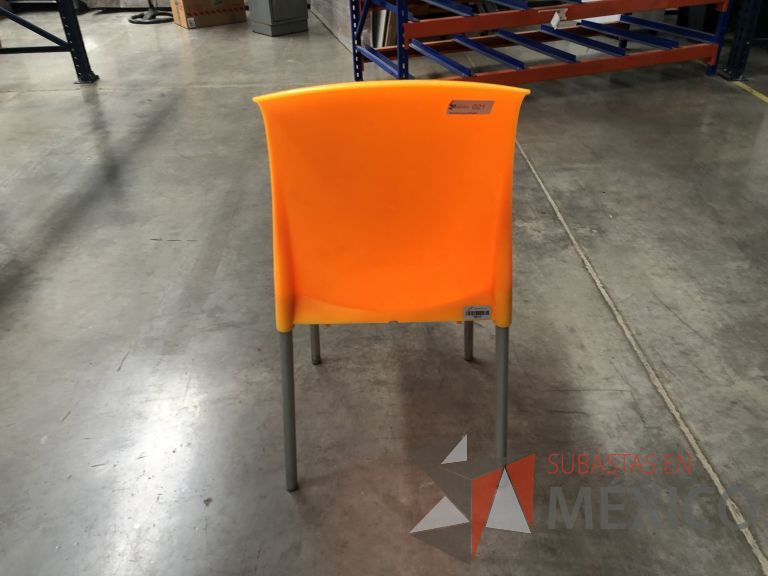 Lote 059 - 2 Sillas fijas, asiento y respaldo en plástico color naranja - Imagen 5
