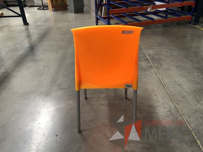 Lote 059 - 2 Sillas fijas, asiento y respaldo en plástico color naranja - Imagen 6