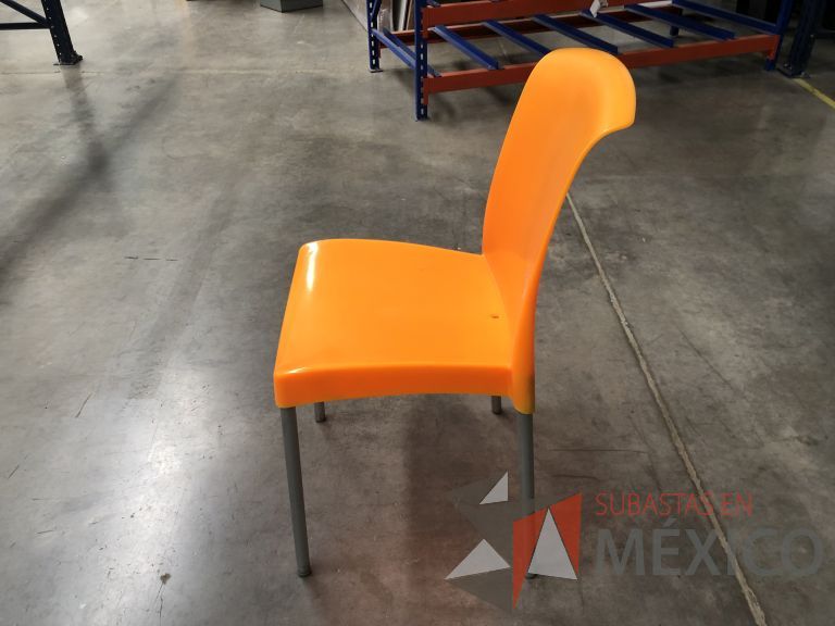 Lote 059 - 2 Sillas fijas, asiento y respaldo en plástico color naranja - Imagen 7