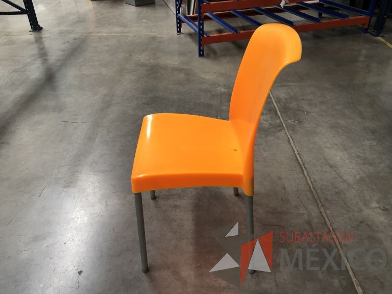 Lote 059 - 2 Sillas fijas, asiento y respaldo en plástico color naranja - Imagen 8