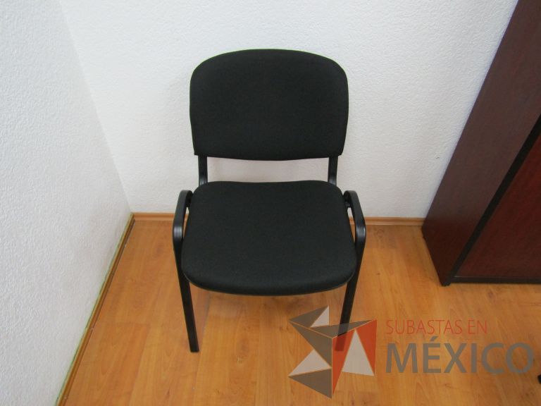 Lote 010 - Silla fija, asiento y respaldo en tela color negro - Imagen 2