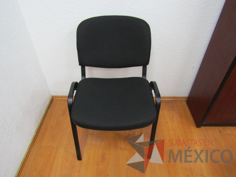 Lote 010 - Silla fija, asiento y respaldo en tela color negro