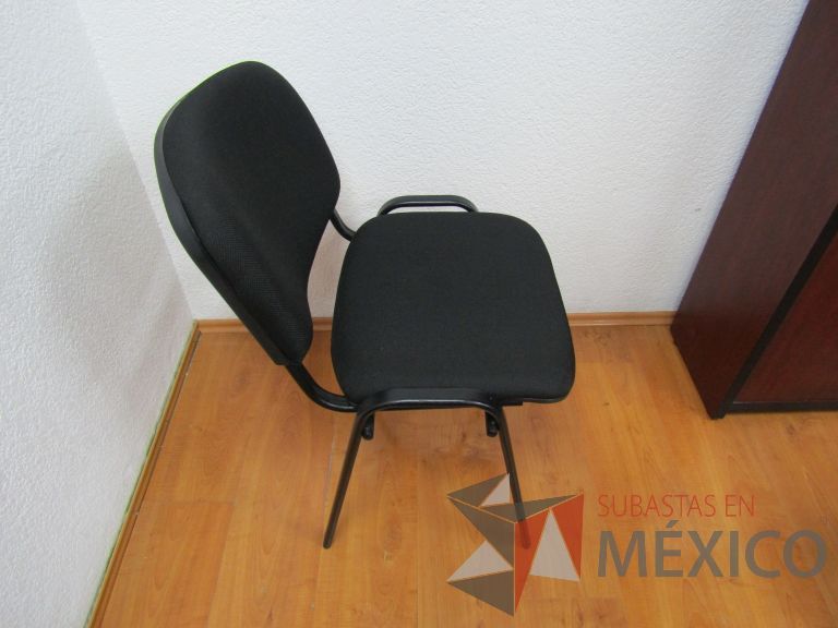 Lote 010 - Silla fija, asiento y respaldo en tela color negro - Imagen 3