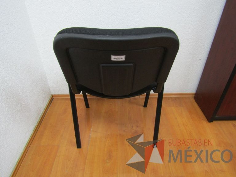 Lote 010 - Silla fija, asiento y respaldo en tela color negro - Imagen 4