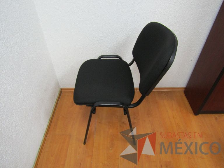 Lote 010 - Silla fija, asiento y respaldo en tela color negro - Imagen 5