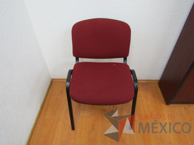 Lote 020 - Silla fija, asiento y respaldo en tela color rojo