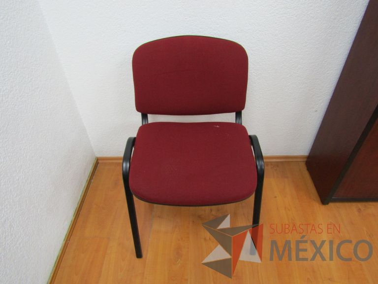 Lote 020 - Silla fija, asiento y respaldo en tela color rojo - Imagen 2