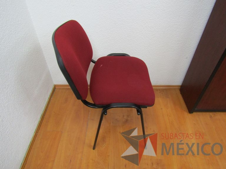 Lote 020 - Silla fija, asiento y respaldo en tela color rojo - Imagen 3