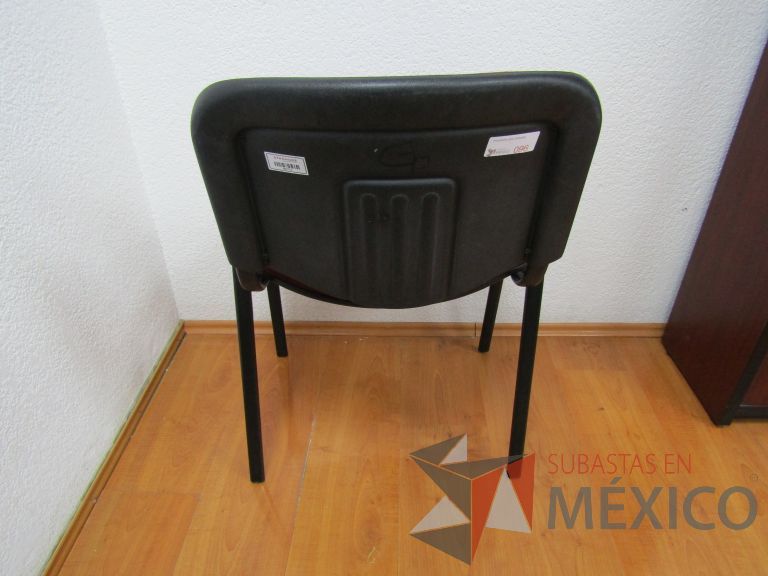 Lote 020 - Silla fija, asiento y respaldo en tela color rojo - Imagen 4