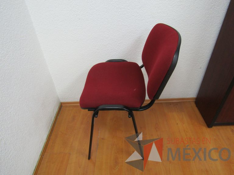 Lote 020 - Silla fija, asiento y respaldo en tela color rojo - Imagen 5