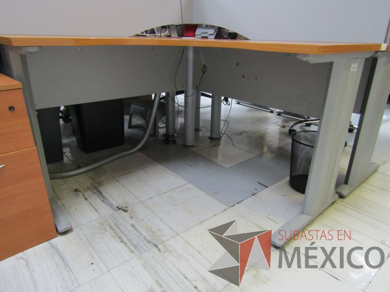 Lote 030 - Escritorio en escuadra con división, orificio para cable y bases metálicas - Imagen 7