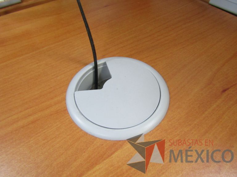 Lote 030 - Escritorio en escuadra con división, orificio para cable y bases metálicas - Imagen 8