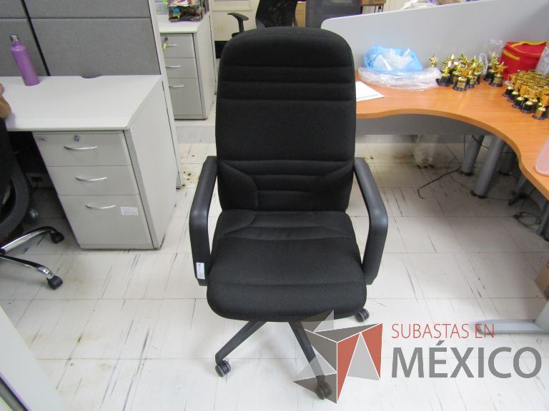 Lote 057 - Silla ejecutiva con ruedas, descansabrazos, asiento y respaldo en tela color negro