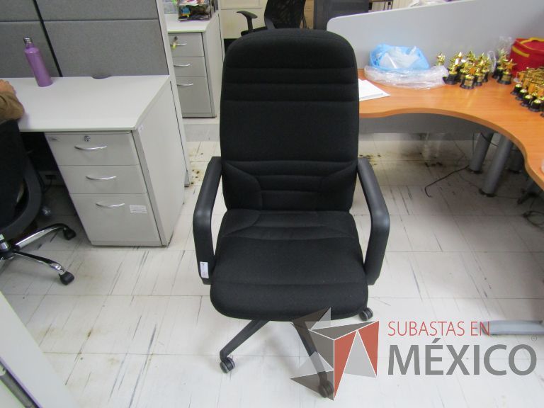 Lote 057 - Silla ejecutiva con ruedas, descansabrazos, asiento y respaldo en tela color negro - Imagen 2