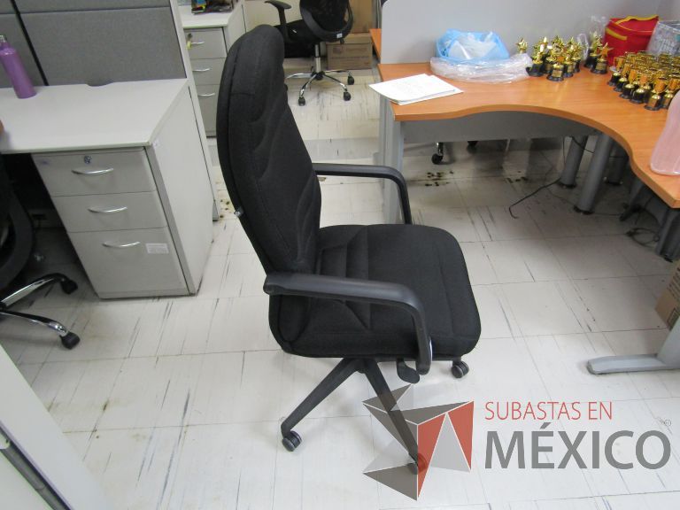 Lote 057 - Silla ejecutiva con ruedas, descansabrazos, asiento y respaldo en tela color negro - Imagen 7
